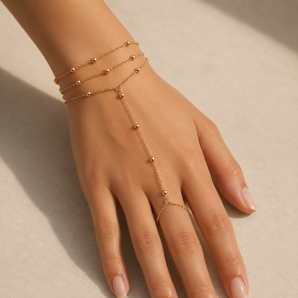 Mykonos – Pulsera hand chain de triple capa en oro