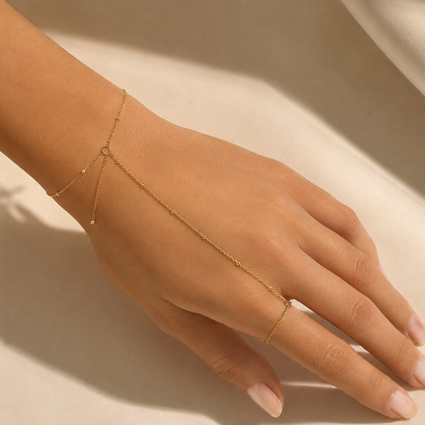 Isla – Pulsera hand chain satélite fina en oro
