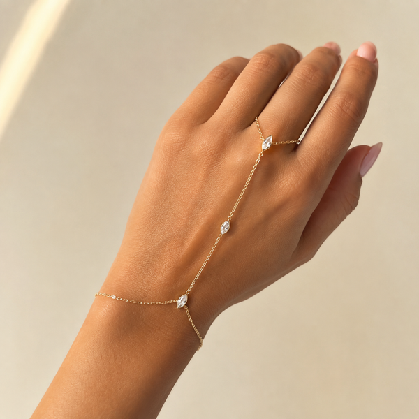 Twinkling – Pulsera hand chain de circonitas marquesa en oro
