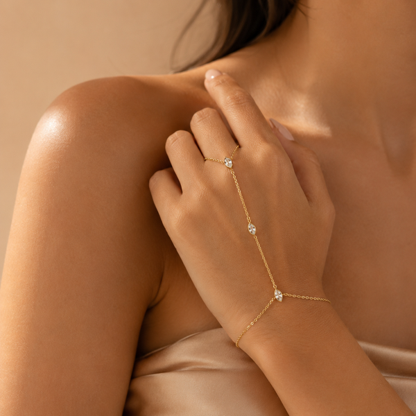 Twinkling – Pulsera hand chain de circonitas marquesa en oro