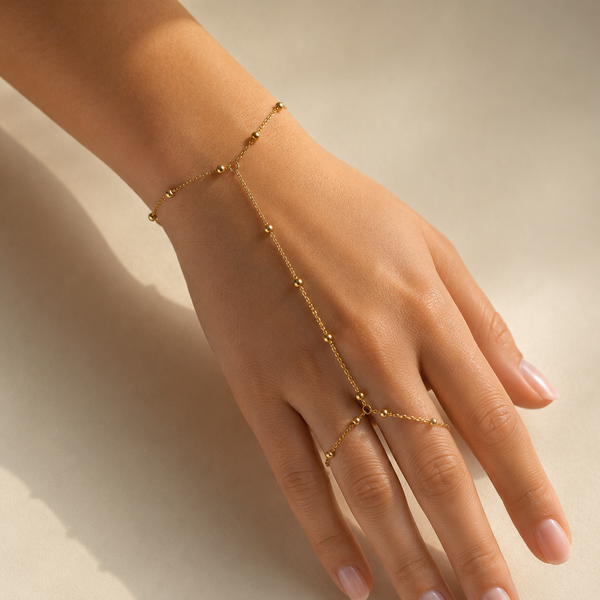 Gold Coast – Pulsera hand chain satélite con bolitas en oro