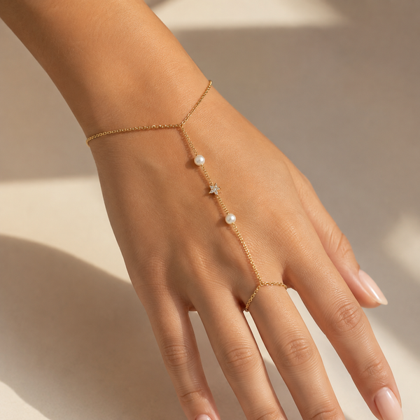 Lover Girl – Pulsera hand chain de perlas y estrella en oro