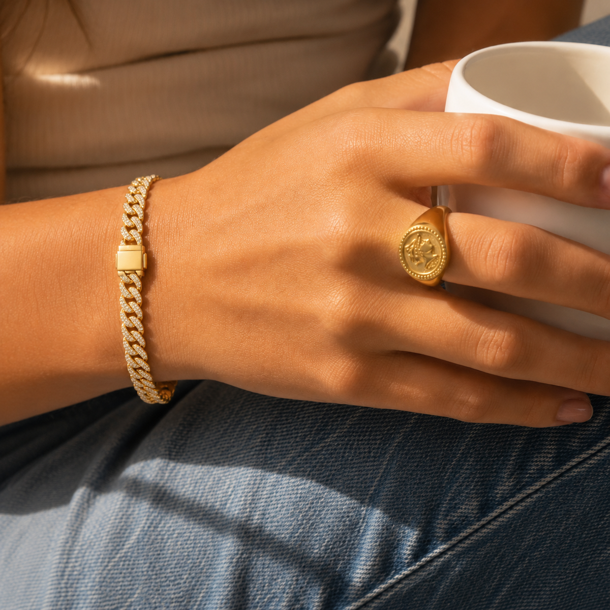 Sion – Cuban link hand chain with initial ring in gold