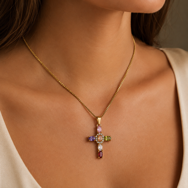 Luz de la Fe – Collar cruz de gemas multicolor en oro