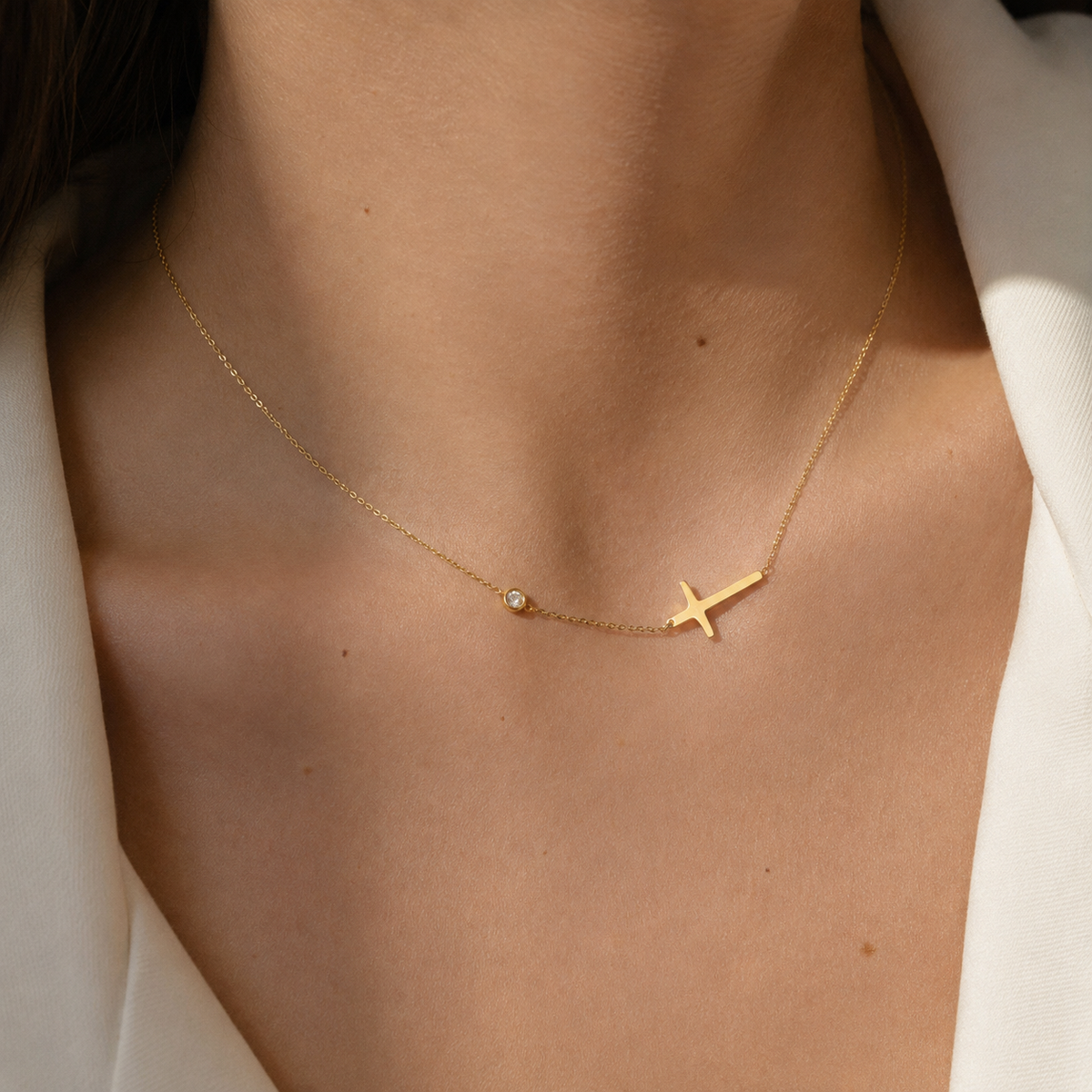 Serena – Horizontal cross necklace in gold