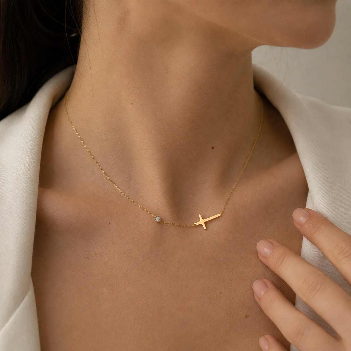 Serena – Horizontal cross necklace in gold
