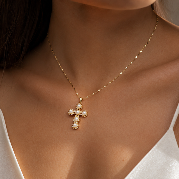 Perla Santa – Pearl cross necklace in gold