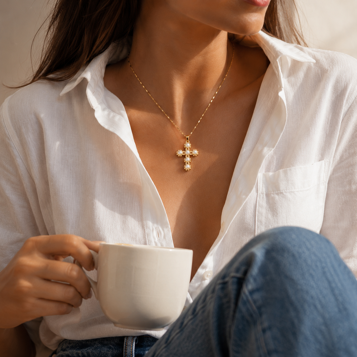 Perla Santa – Pearl cross necklace in gold