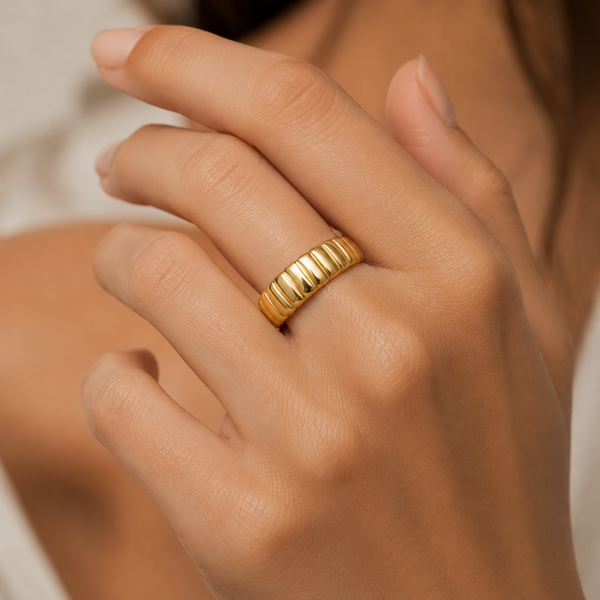 Bricks – Anillo banda ancha con textura acanalada en oro