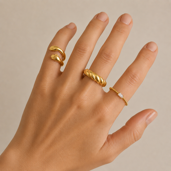 Empathy – Anillo abrazo de manos en oro
