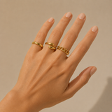 Empathy – Anillo abrazo de manos en oro