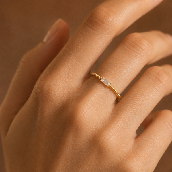 Celestial – Anillo de bolitas con cristal baguette en oro