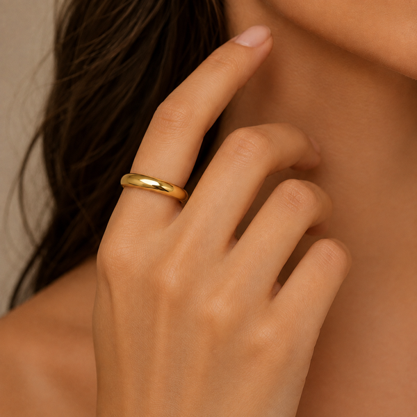 Daily – Anillo banda abovedada pulida en oro