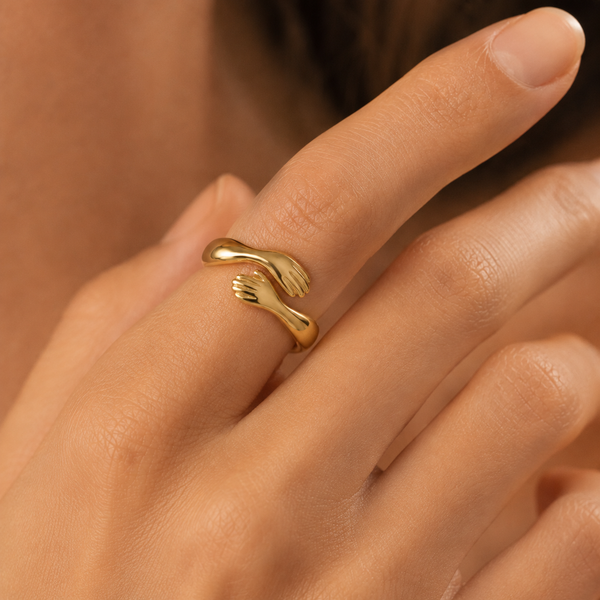 Empathy – Anillo abrazo de manos en oro