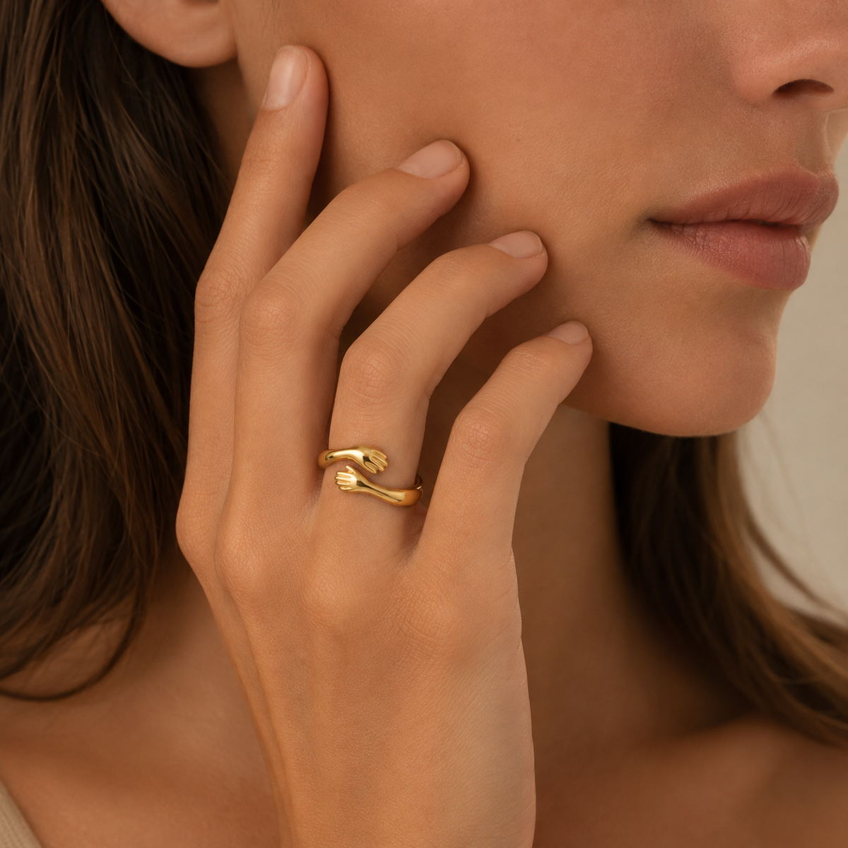Empathy – Anillo abrazo de manos en oro