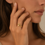 Empathy – Anillo abrazo de manos en oro