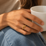 Empathy – Anillo abrazo de manos en oro