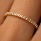 Eternity – Anillo eternity de cristales diminutos en oro